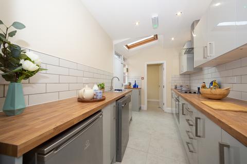 undefined, 81 Headingley Mount, Headingley, Leeds, LS6 3EW