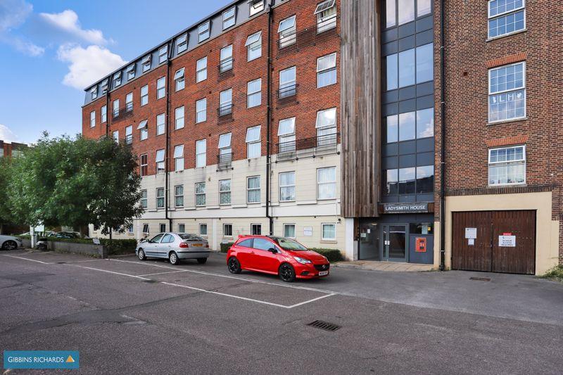 CRESCENT WAY TAUNTON 2 bed apartment for sale £67,500