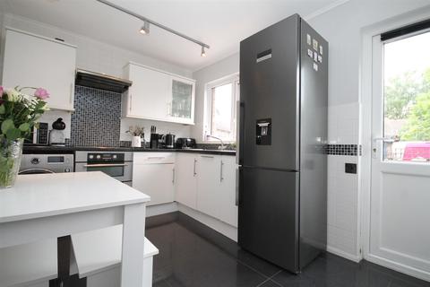 99 Vellum Drive, Carshalton, SM5 2TU