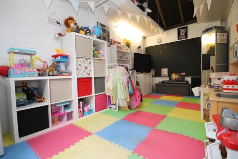99 Vellum Drive, Carshalton, SM5 2TU