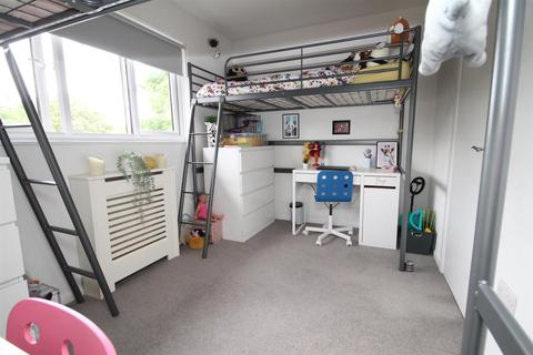 99 Vellum Drive, Carshalton, SM5 2TU
