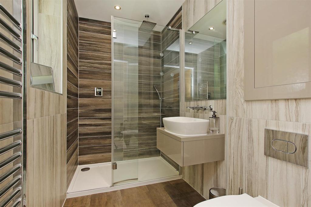 16.Bed1 En-Suite.JPG
