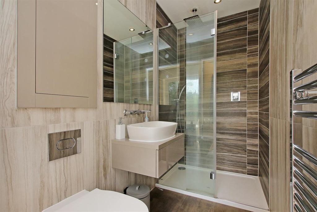 19.Bed2 En-Suite.JPG