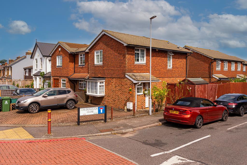 Mcdonough Close, Chessington 3 bed semidetached house £450,000