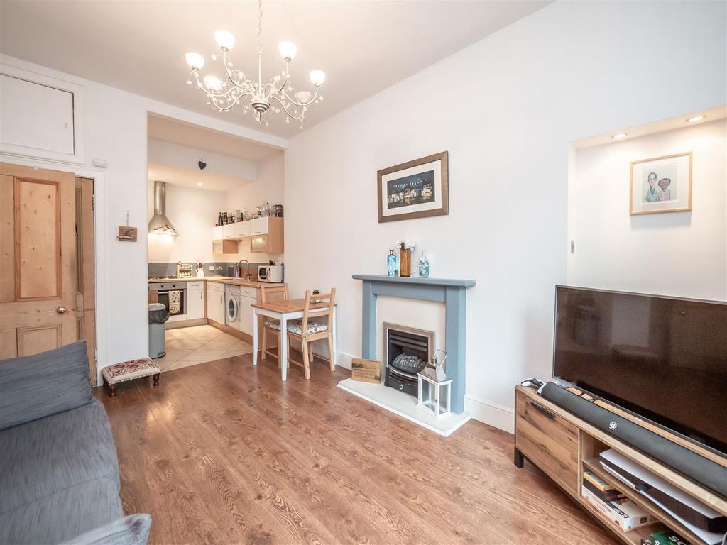 17/7 Milton Street, Edinburgh, EH8 8EZ 2 bed flat £230,000