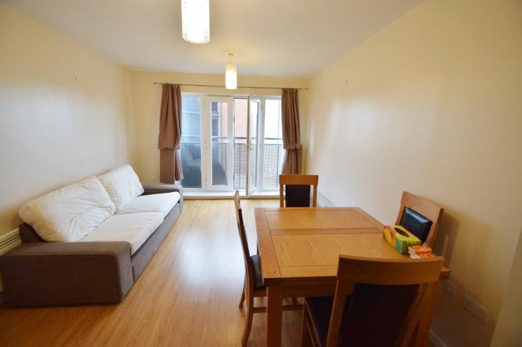 Aspects Court, Slough, Berkshire, SL1 2 bed apartment £265,000