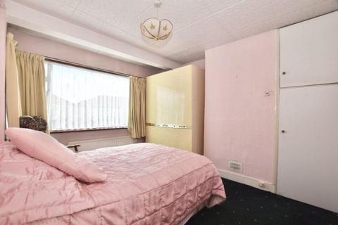 15 Eaton Drive, Romford, RM5 2NH