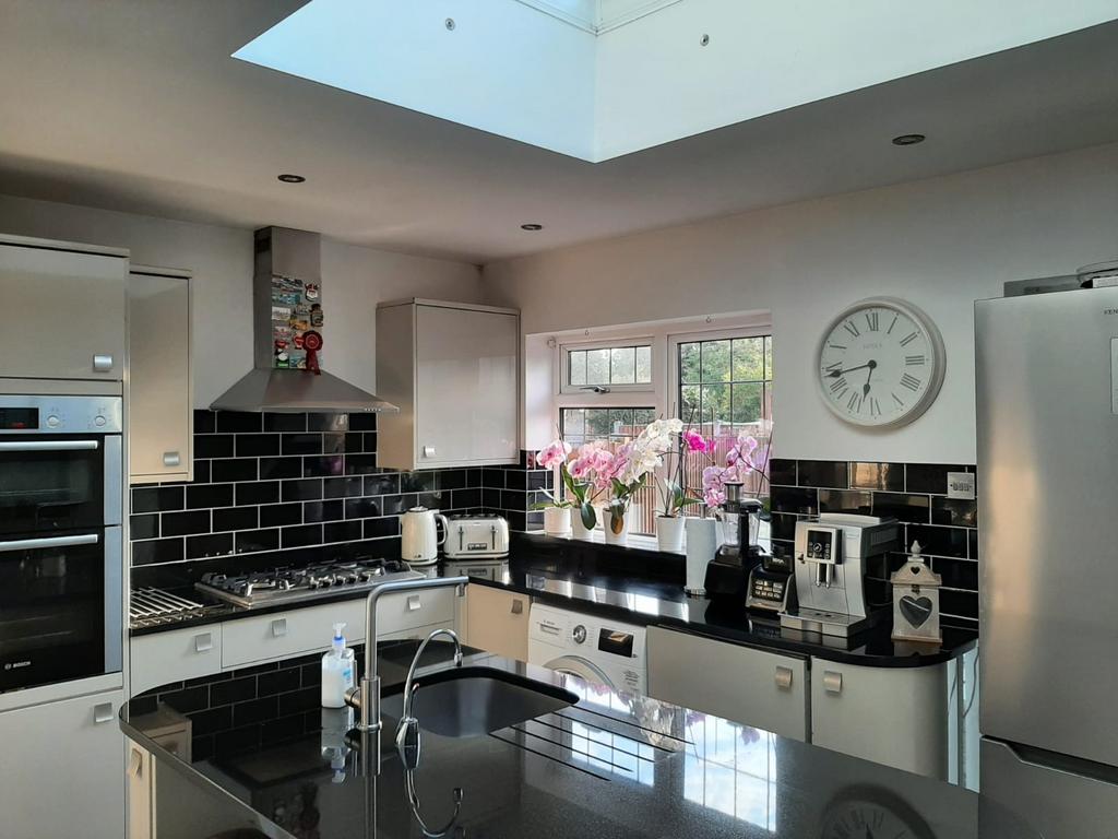 3 bed semi-detached house to rent Lansbury Drive,
