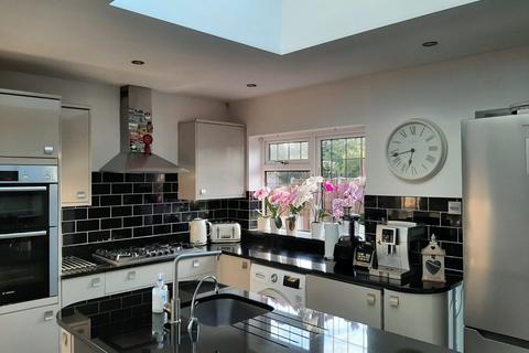 3 bedroom semi-detached house to rent, Lansbury Drive, Hayes UB4