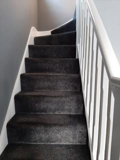 3 bedroom semi-detached house to rent, Lansbury Drive, Hayes UB4