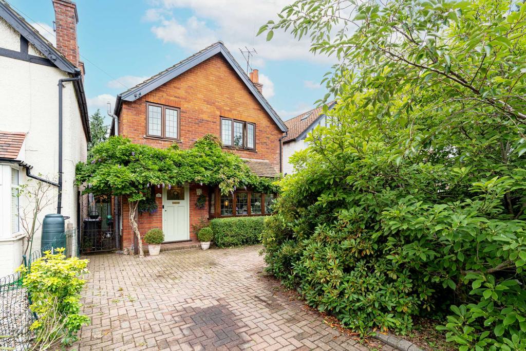 Kidmore Road, Caversham Heights, Reading 3 bed detached house £615,000