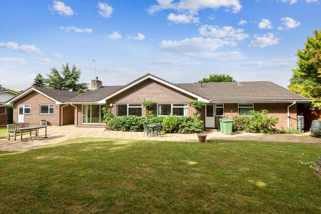 Summerhays, Cobham, Surrey, KT11 3 bed bungalow £1,175,000