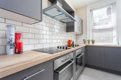 8 bedroom terraced house to rent, 5 Estcourt Avenue, Headingley, Leeds, LS6 3ES