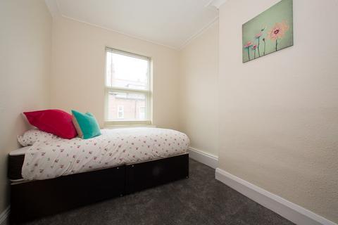 5 bedroom terraced house to rent, 50 Estcourt Avenue, Headingley, Leeds, LS6 3ET