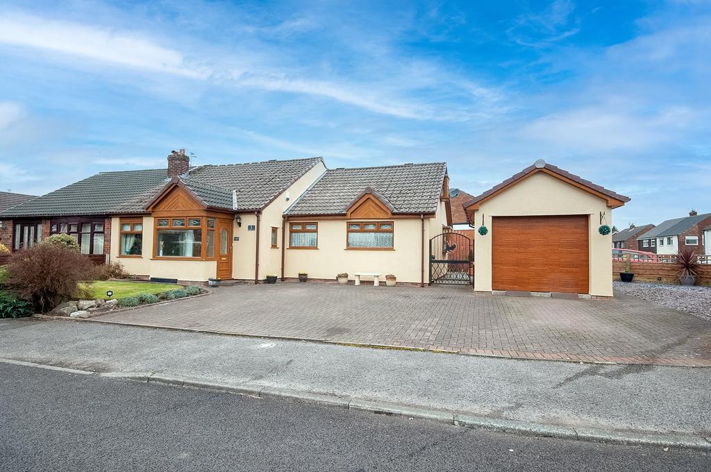 Sandfield Crescent, Glazebury... 3 bed bungalow £280,000