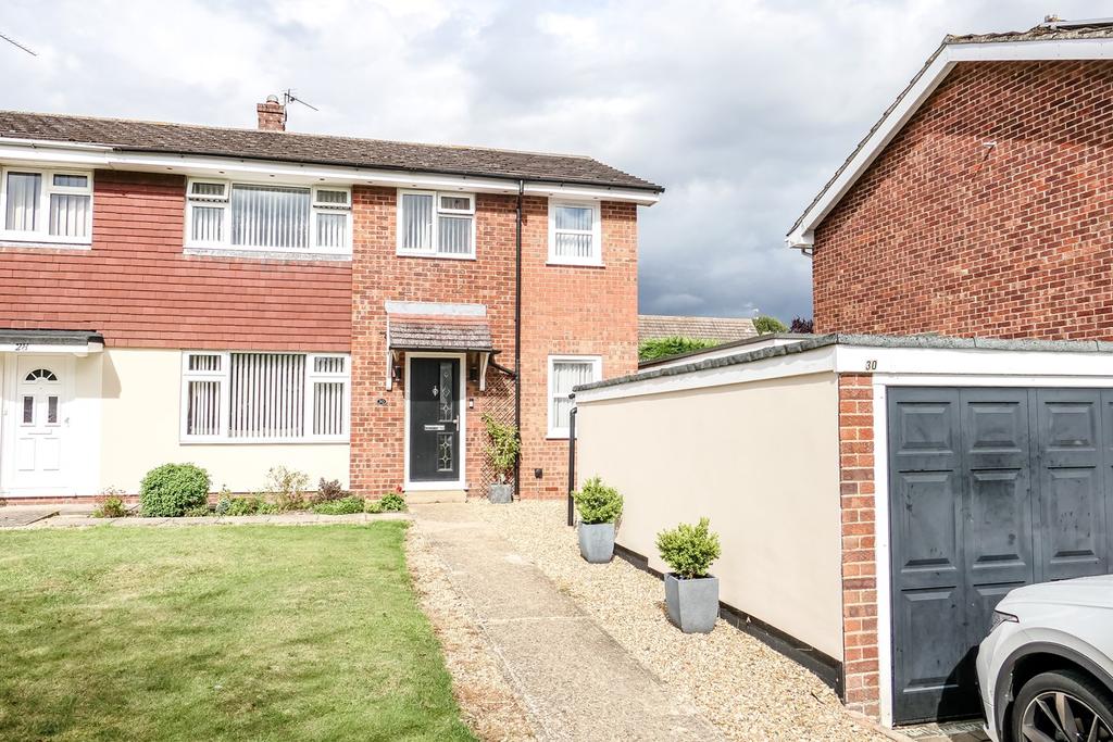 Dewlands, Oakley, Bedford, MK43 4 bed semidetached house £385,000