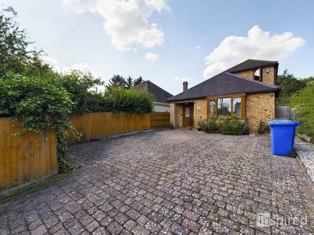 Deanshanger Road, Old Stratford 3 bed detached house £1,325 pcm (£306 pw)