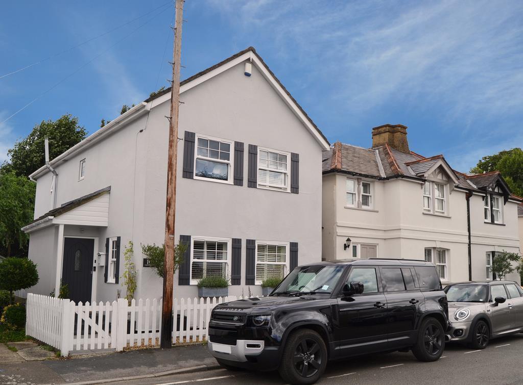 Spencer Road, Cobham, KT11 3 bed detached house £775,000