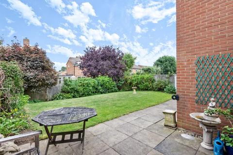 15 Arnold Way, Thame, OX9 2QA
