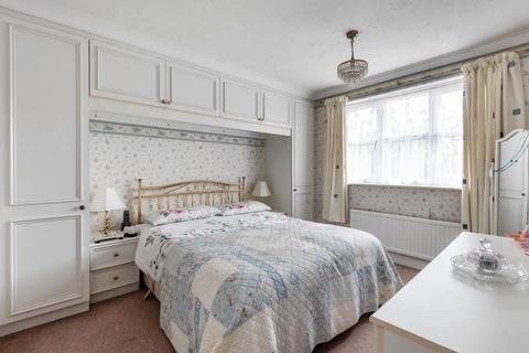 15 Arnold Way, Thame, OX9 2QA