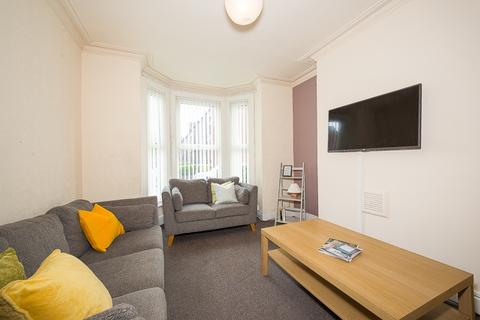 5 bedroom terraced house to rent, 8 Mayville Terrace, Hyde Park, Leeds, LS6 1NB