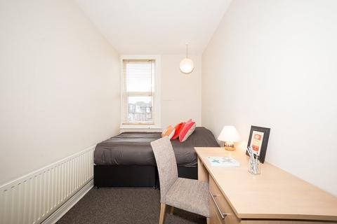 5 bedroom terraced house to rent, 8 Mayville Terrace, Hyde Park, Leeds, LS6 1NB