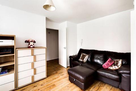 1 bedroom flat to rent, Plowman Close, Edmonton, N18