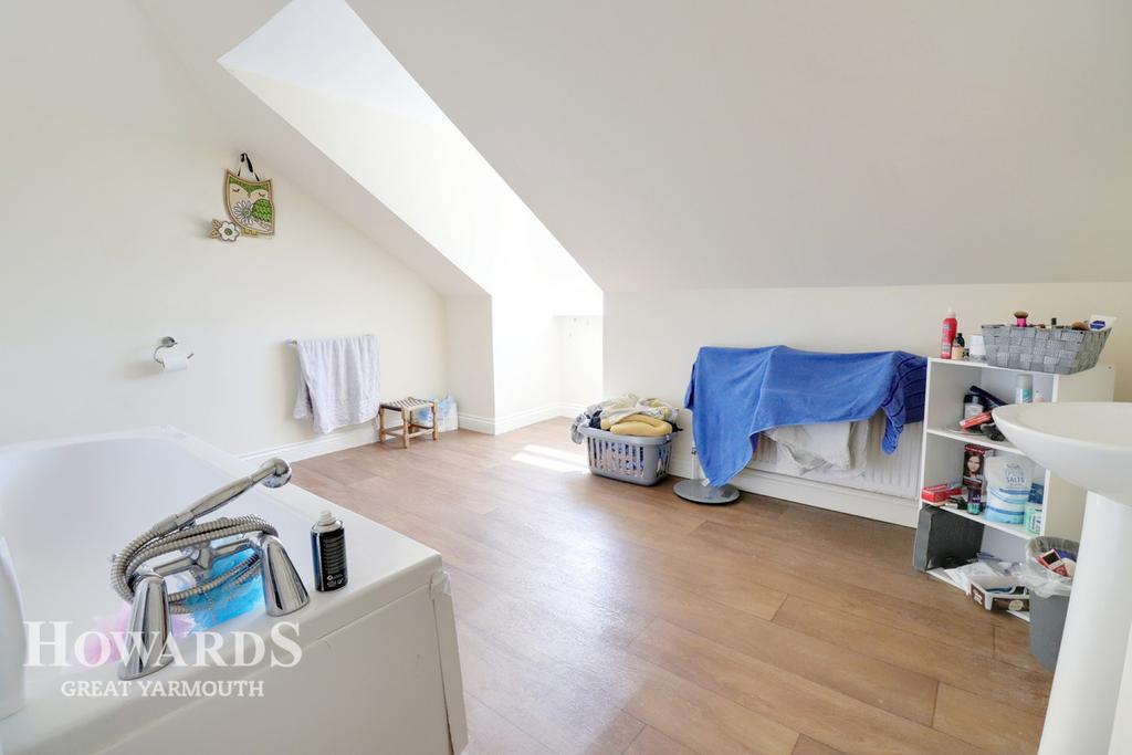 Camperdown, Great Yarmouth 2 bed apartment £100,000