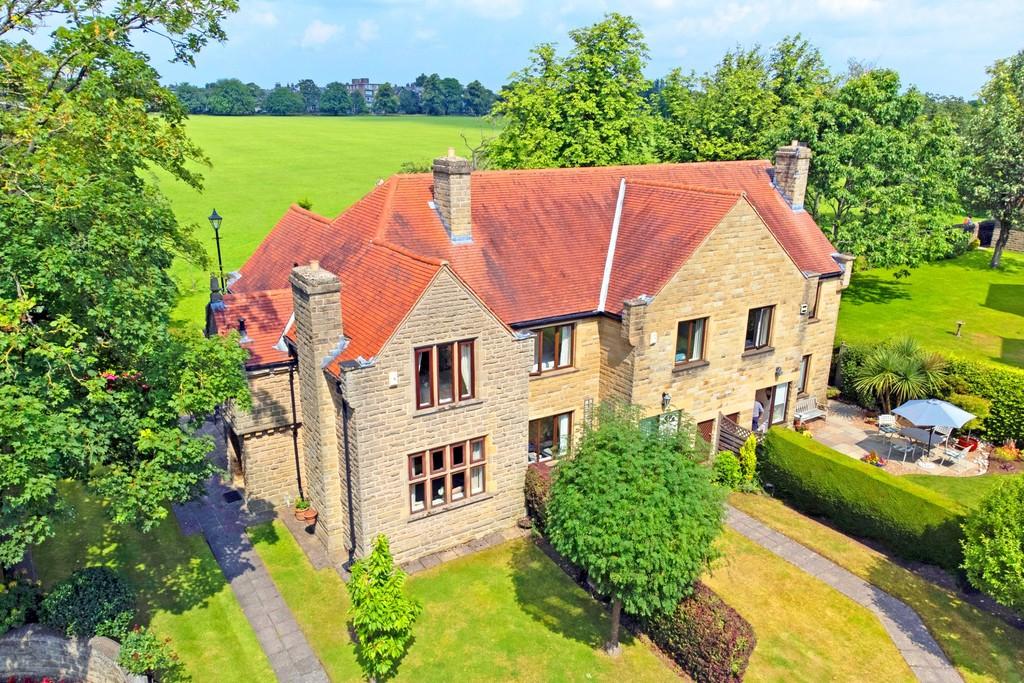 St James' Drive, Harrogate 2 bed mews £550,000