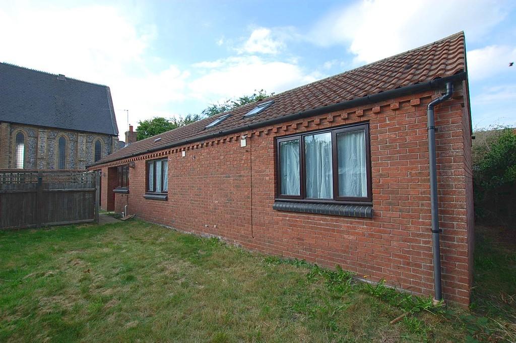 Cromer Road, North Walsham 2 bed detached bungalow £825 pcm (£190 pw)
