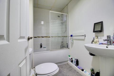 Flat 1a, 21 The Renown, Shoeburyness, Southend-on-sea, SS3 9UU