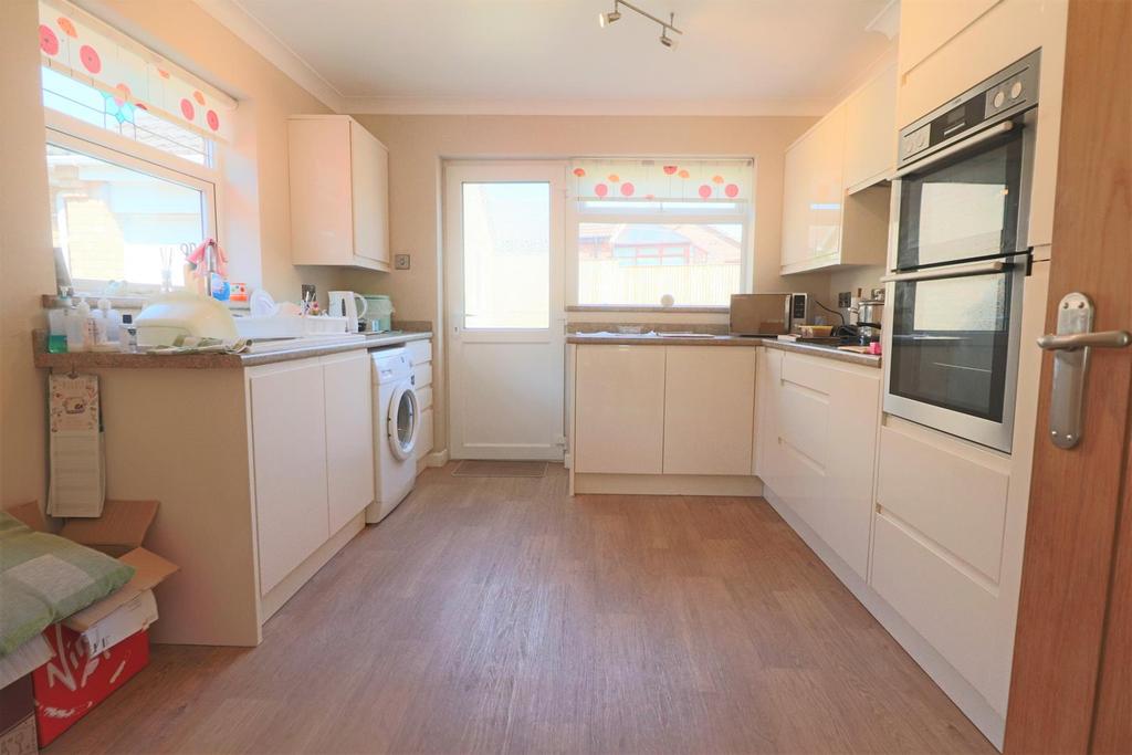 Dunston Drive, Lowestoft 2 bed detached bungalow £250,000