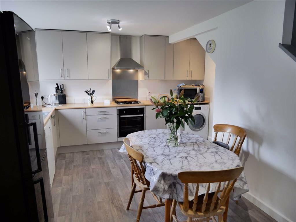 Queens Crescent, Chippenham 3 bed terraced house £279,000