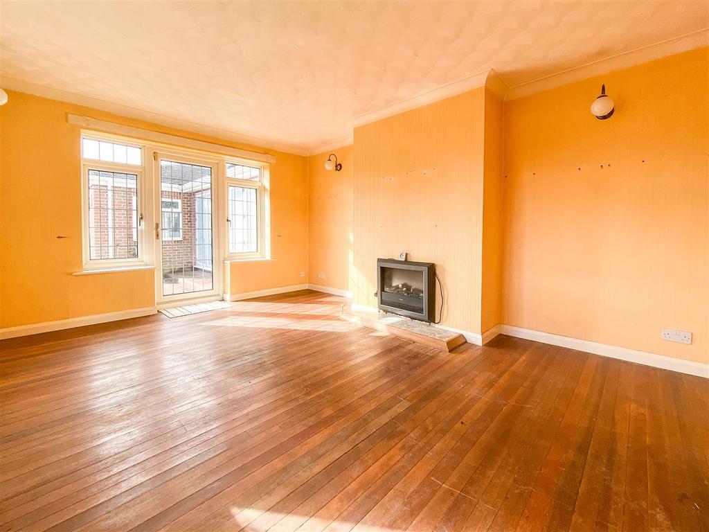 Hatherley Crescent, Portchester 2 bed detached bungalow £375,000