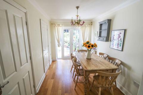 8 Fountain Square, Hayling Island, PO11 0FB