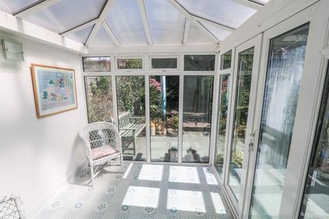 8 Fountain Square, Hayling Island, PO11 0FB