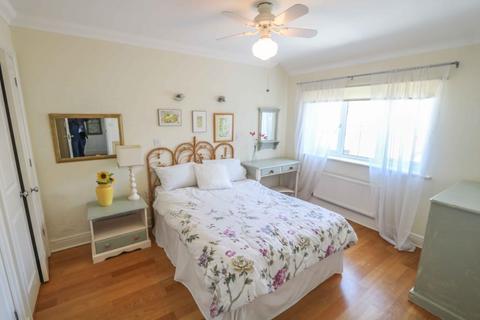 8 Fountain Square, Hayling Island, PO11 0FB
