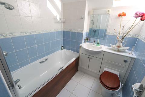 8 Fountain Square, Hayling Island, PO11 0FB