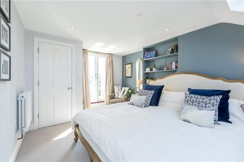 32 Queens Road, New Malden, KT3 6BX