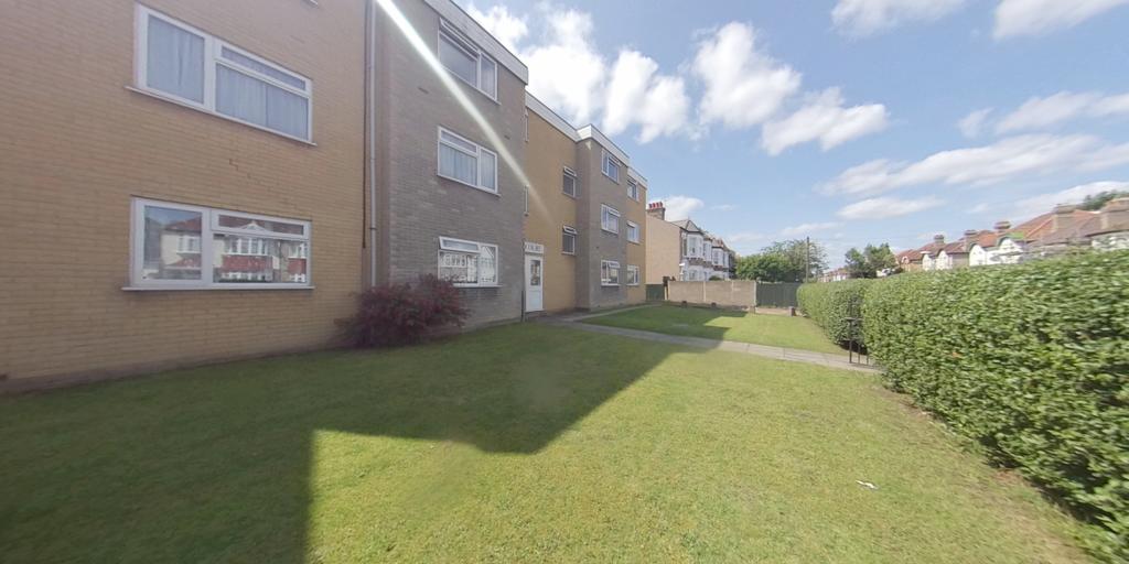 Graham Road, Mitcham CR4 2 bed flat £265,000