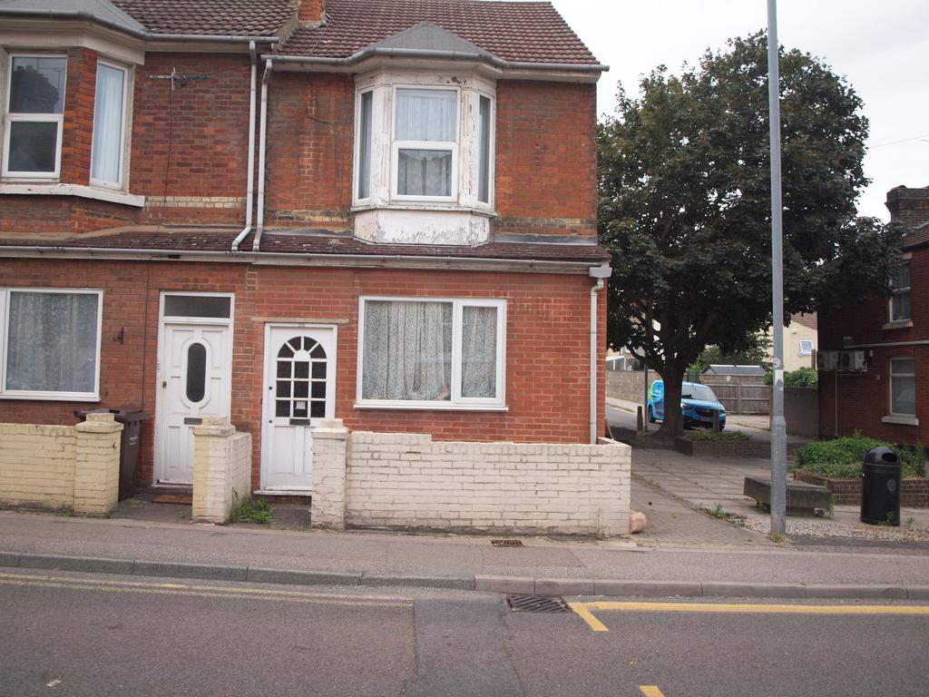 Richmond Road, Gillingham ME7 3 bed end of terrace house £230,000