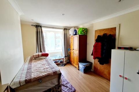 13 Pollard Road, Woking, GU22 8EE