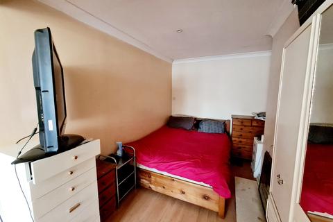13 Pollard Road, Woking, GU22 8EE