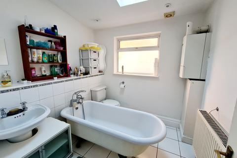 13 Pollard Road, Woking, GU22 8EE