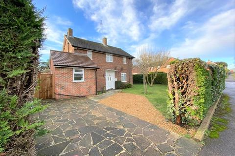 2 Balmoral Drive, Woking, GU22 8EZ