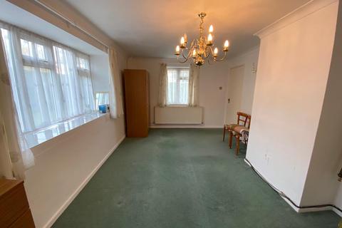 2 Balmoral Drive, Woking, GU22 8EZ