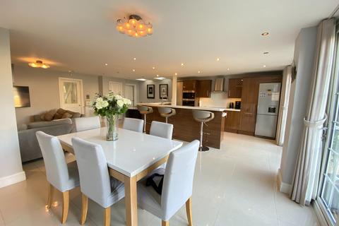16 Lake Close, Byfleet, West Byfleet, KT14 7AE