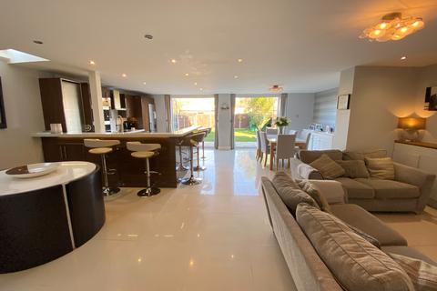 16 Lake Close, Byfleet, West Byfleet, KT14 7AE