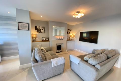 16 Lake Close, Byfleet, West Byfleet, KT14 7AE