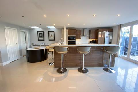 16 Lake Close, Byfleet, West Byfleet, KT14 7AE